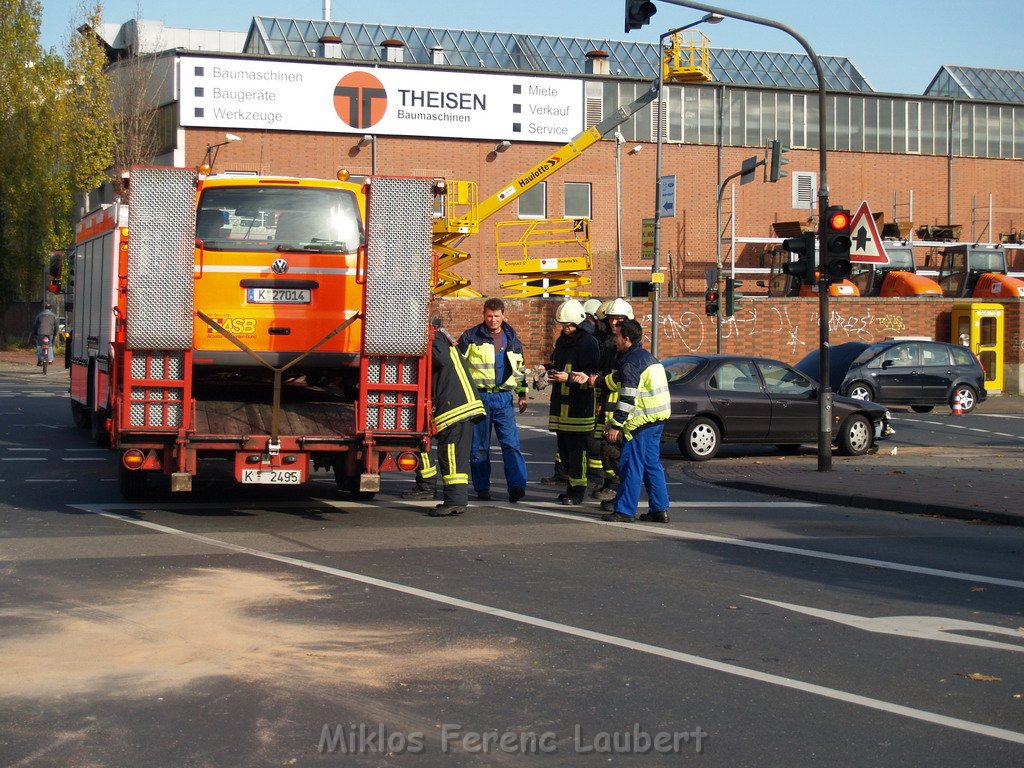 Schwerer VU Notarzt Pkw Koeln Ehrenfeld Weinsbergstr Oskar 173.JPG